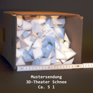 Produktfoto von konzept-shop.de - ein kleines Paket mit ca. 5 l TetraSnow 3D - Theaterschnee in Tetraederform aus Schaumstoff. Blick in das gefüllte Paket.